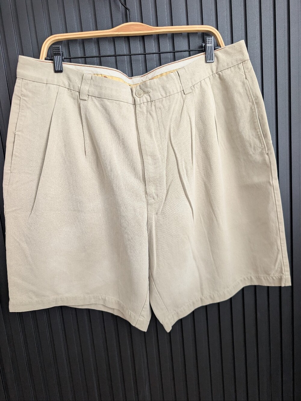 Tommy Bahama Men's Khaki Shorts Size 38